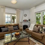 Olivos With Heated Pool Vila *